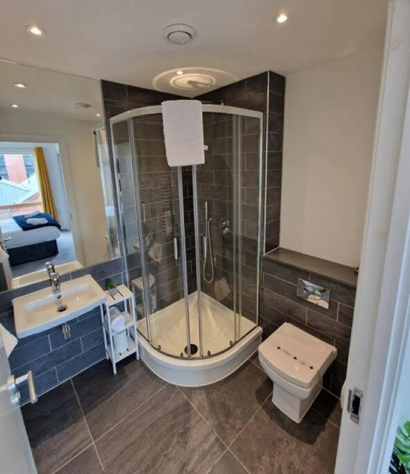 Modern Apartment, Sleeps 6, Belfast City Centre Екстер'єр фото