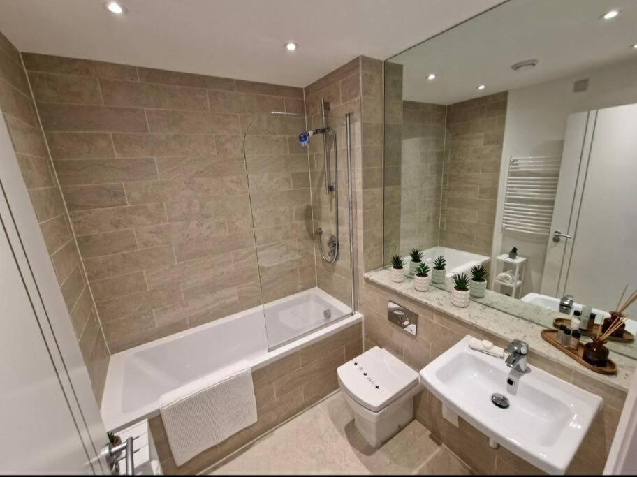 Modern Apartment, Sleeps 6, Belfast City Centre Екстер'єр фото
